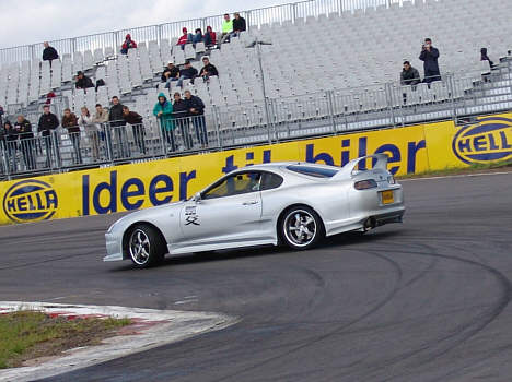 Nicolas Kiesa demonstrere den rigtige 'Drift Challenge' stil i en Toyota Supra. (Foto: Motorsporten.dk)